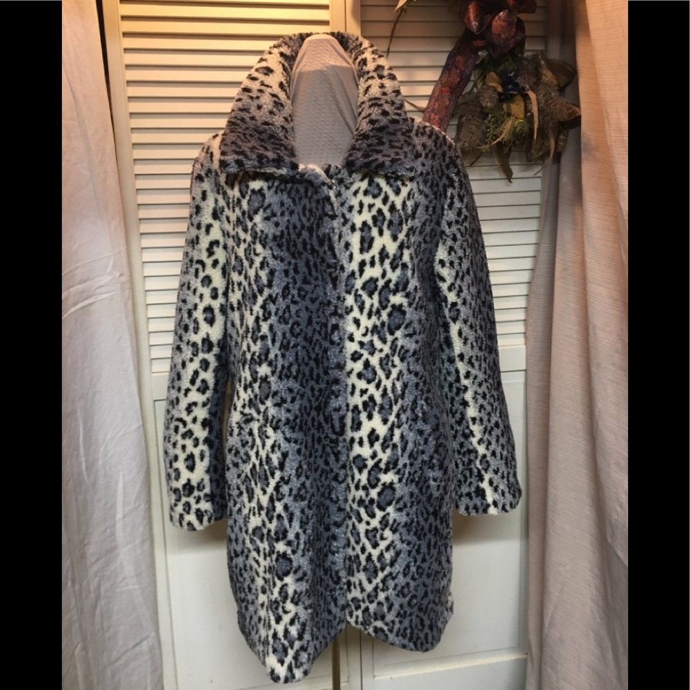 Chadwicks- Ombré grey faux leopard fur coat